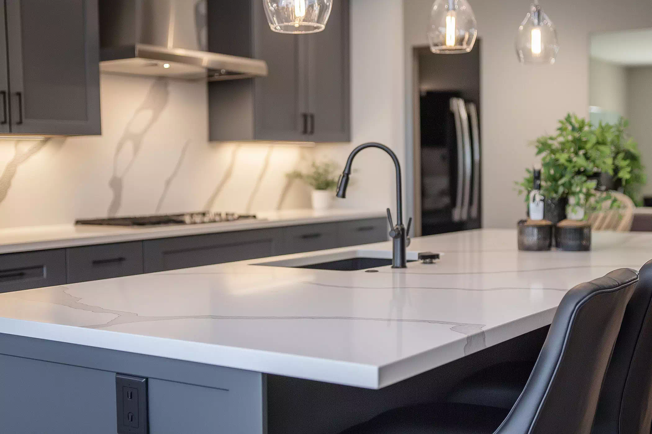 cucina-elegante-nera-con-marmo