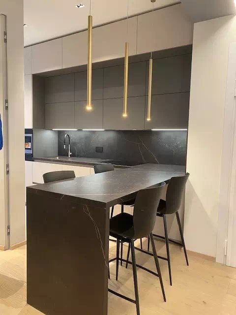 angolo-cucina-elegante-con-penisola