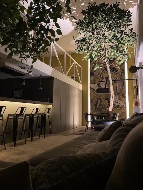 divano-zona-giorno-ristrutturata-Milano